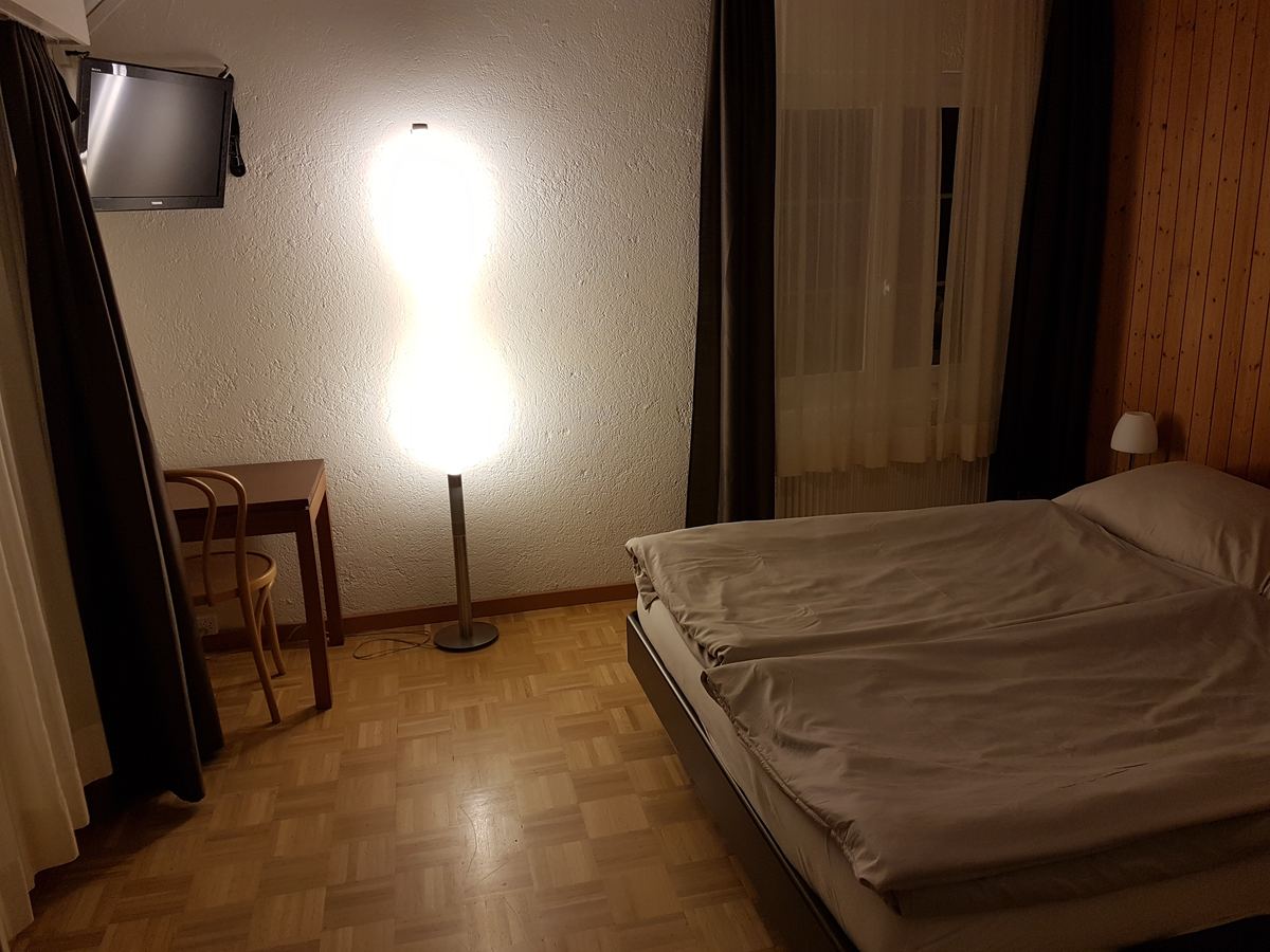 Chambre confort avec lampe et bureau