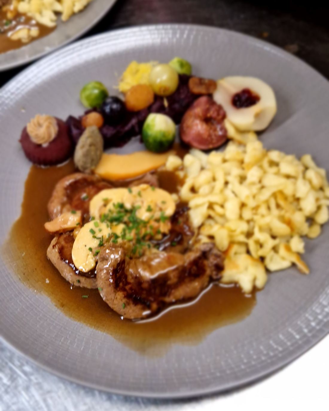 Assiette de chasse, spätzli et garniture