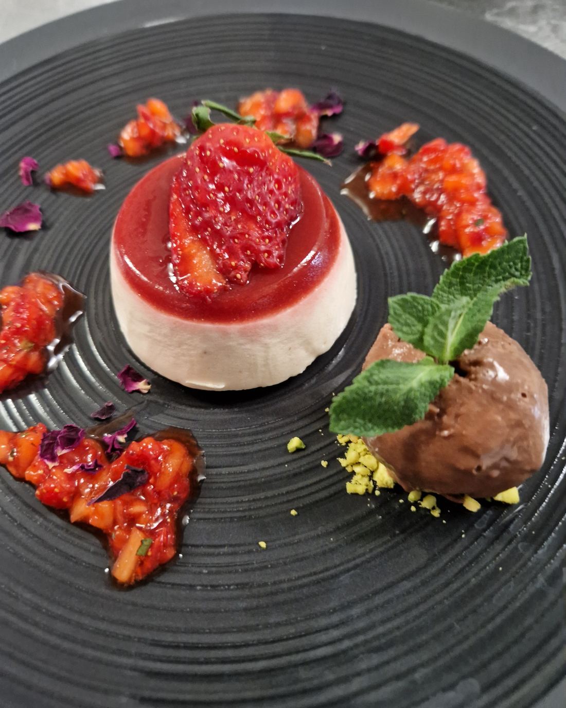 Dessert aux fraises sur assiette noire