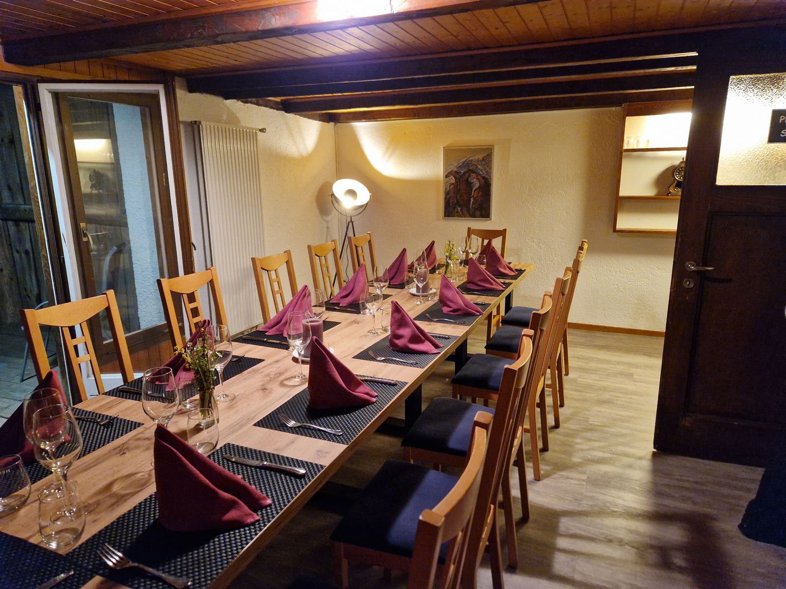 Grande table dressée pour un groupe