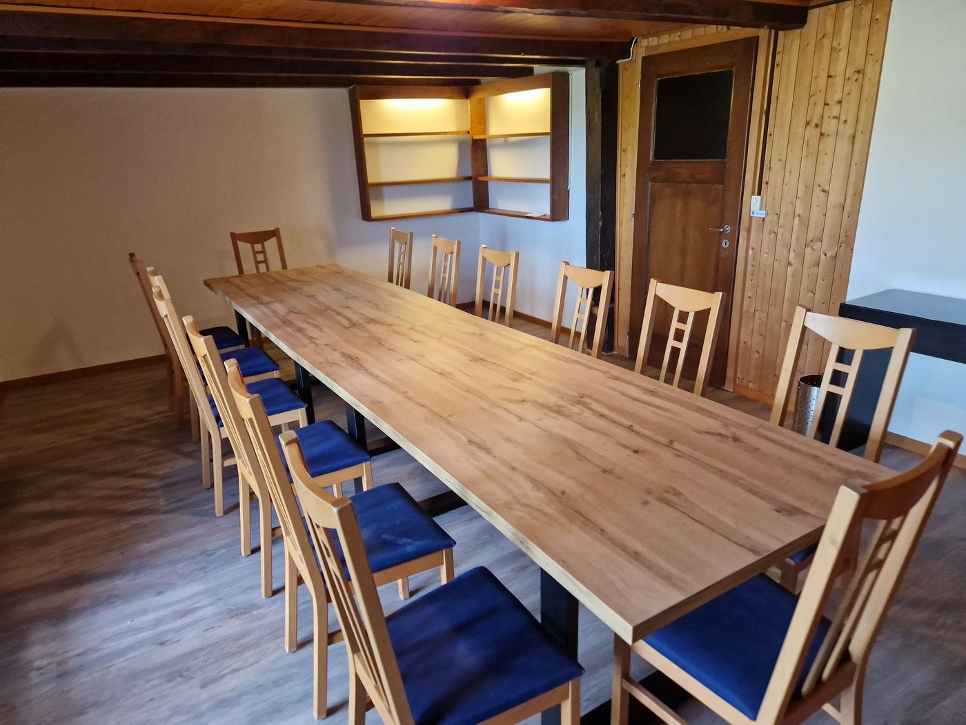 Salle de l'auberge dressée en une grande table