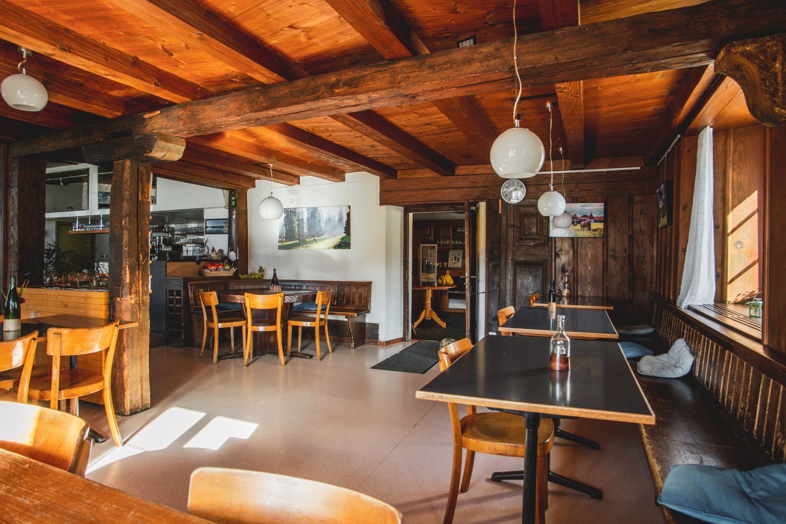 La salle boisée de l'auberge en plein jour