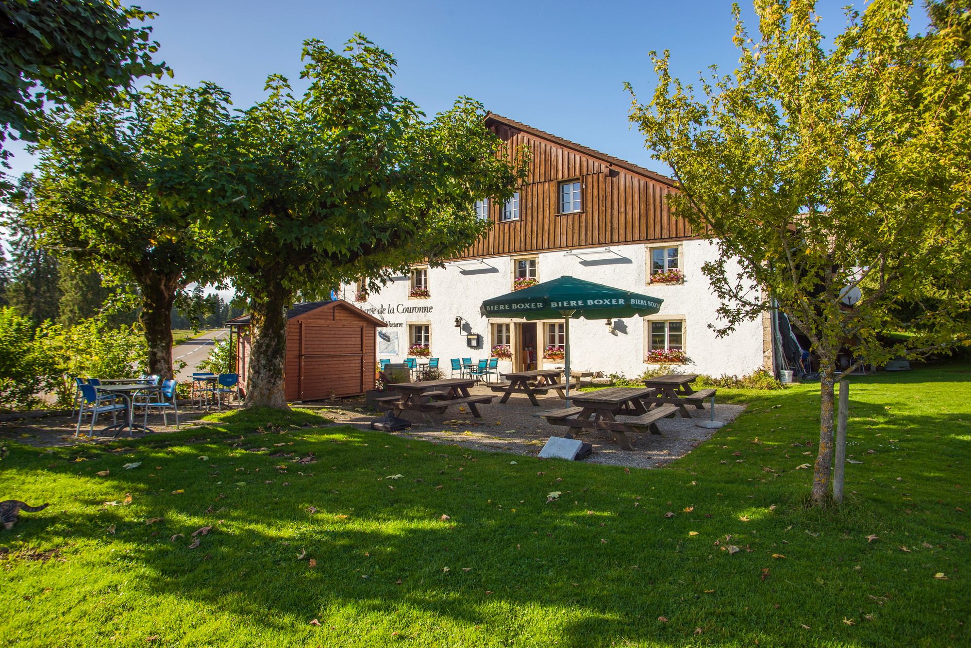 La terrasse et le jardin de l'auberge en été