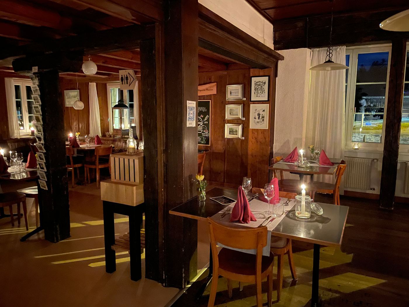 La grande salle de l'auberge le soir